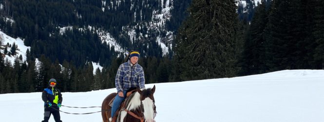 De la neige, des chevaux et des skis : le ski jöring séduit aux Mosses