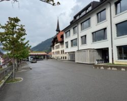 Château-d’Oex : les élèves partent à la chasse au béton dans la cour d’école