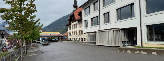 Château-d’Oex : les élèves partent à la chasse au béton dans la cour d’école
