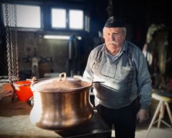 Château-d&rsquo;Oex: à 76 ans, le dernier maître chaudronnier de Suisse romande passe le flambeau