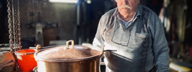 Château-d&rsquo;Oex: à 76 ans, le dernier maître chaudronnier de Suisse romande passe le flambeau